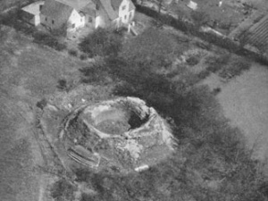 Resterne af tårnet fotograferet fra luften 1966